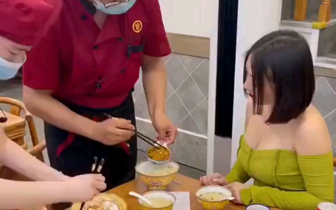 炸酱面就得大碗儿才过瘾