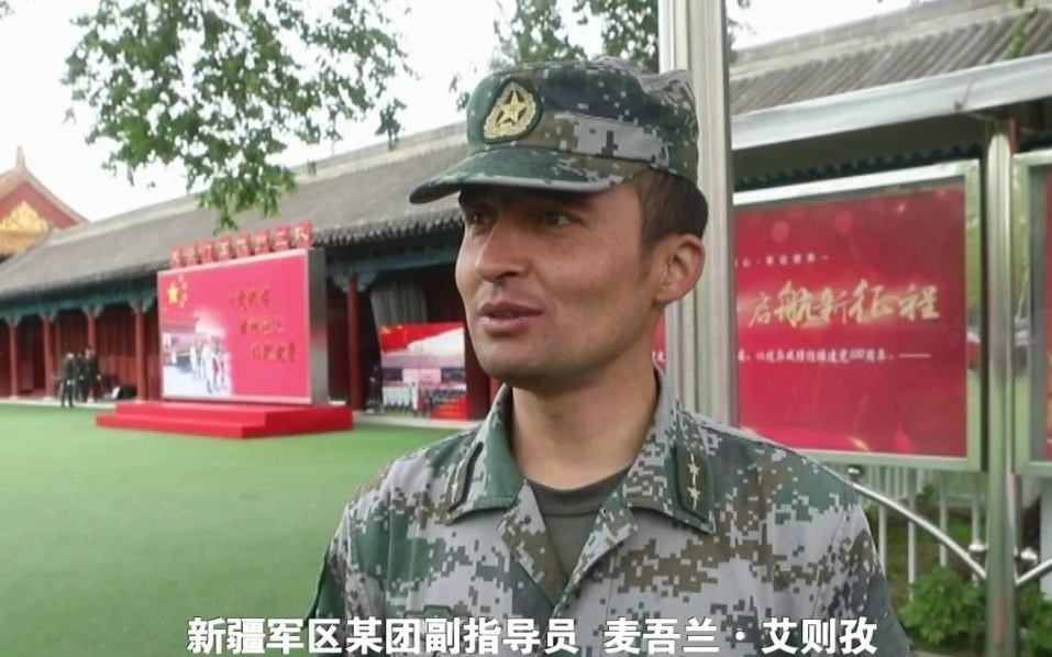 “大胡子指导员” 等边防军人走进国旗护卫队