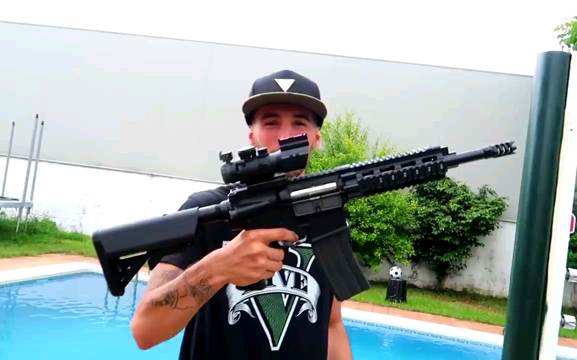 M4玩具枪射击西瓜测试
