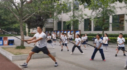 曾科老师给学生讲解“刀背藏身”。中国武术太需要这样的老师了!