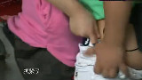 【超搞笑】看小女孩怎么说服小男孩脱下裤子!