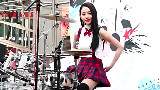 超正女鼓手街头献艺,狂风掀裙,这阵风好邪恶