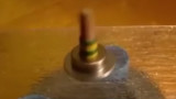 牛人制作超酷悬浮陀螺