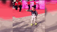 10后霸气领跳广场舞 大叔大妈给跪了!