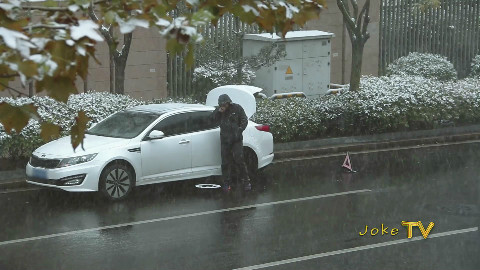 【JokeTV】社会实验:风雪中汽车坏在路上,会有人来帮你吗?