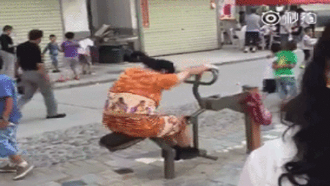 大妈你饶了那椅子吧