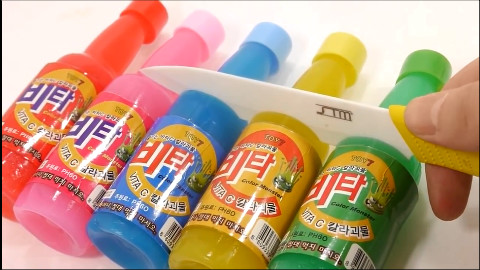 如何使用微型塑料瓶制作牛奶色布丁