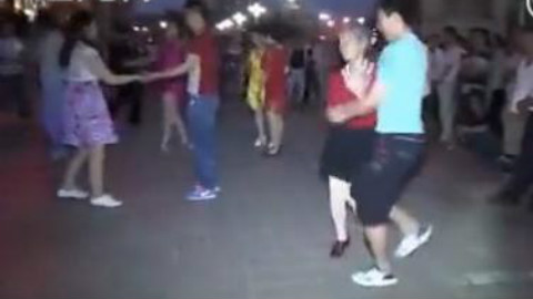 儿子和妈妈一起跳广场舞,这舞姿,这配合,真是美醉了