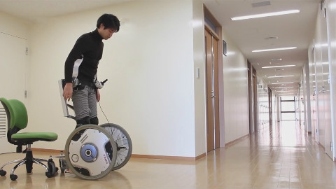 脚上装上两个大轮子,自卑的他成为人们羡慕的对象
