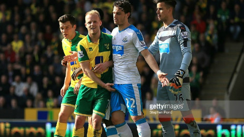 英超惊现"掏蛋"防守 金丝雀悍将撩弄对手下体