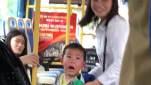 公车上,弄得我好尴尬。。。