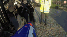 请不要用玩具枪射警察,会死