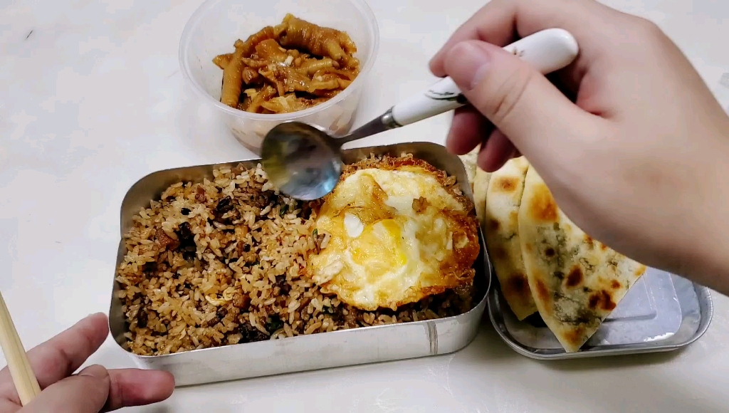 46元“小时候的铁盒饭”, 加上一张王大妈的烤饼, 人很漂亮
