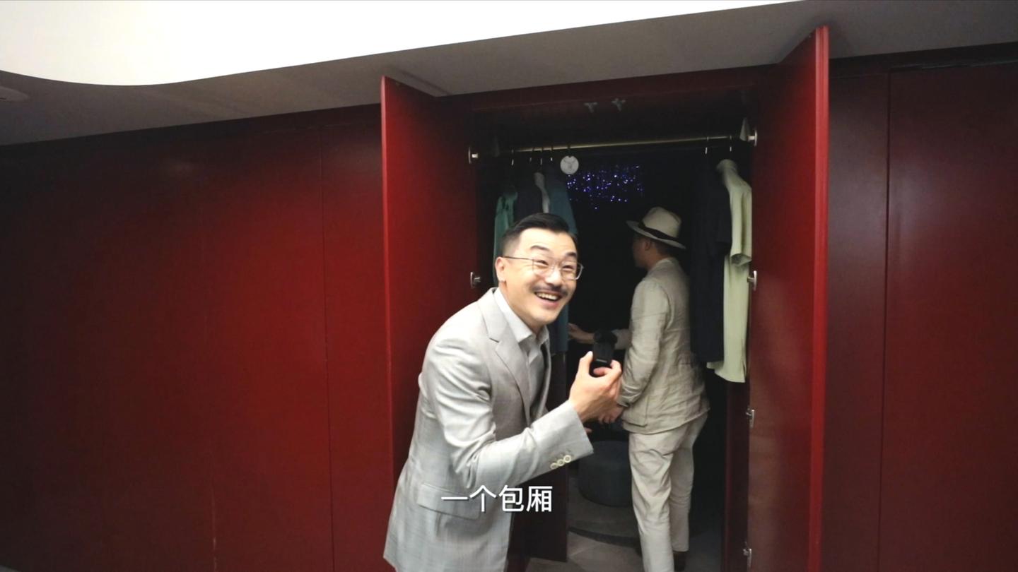 这家西装店有暗道 衣柜里面还有明星包厢?