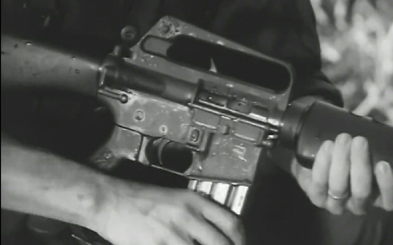 【中文字幕】 美国陆军-M16步枪: 战地应急措施(第二部分)