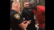 白人警察抓黑人,抓了一个黑人FBI