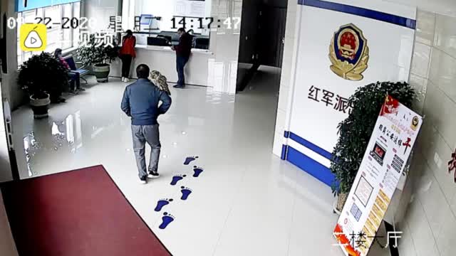 最喜感报警!#男子捡到猫头鹰肩扛送派出所
