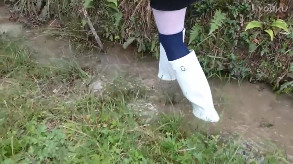 妹纸穿白色猎人hunter雨靴踩泥