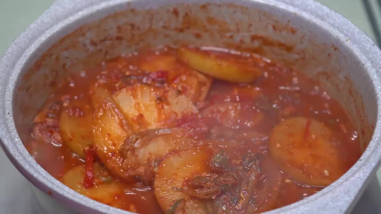 白萝卜别腌着吃了, 跟辣酱一起炖软, 比肉还好吃