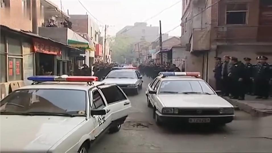 荣誉: 局长路边吃早点, 听到邻桌一句话, 立马叫来两千名警察