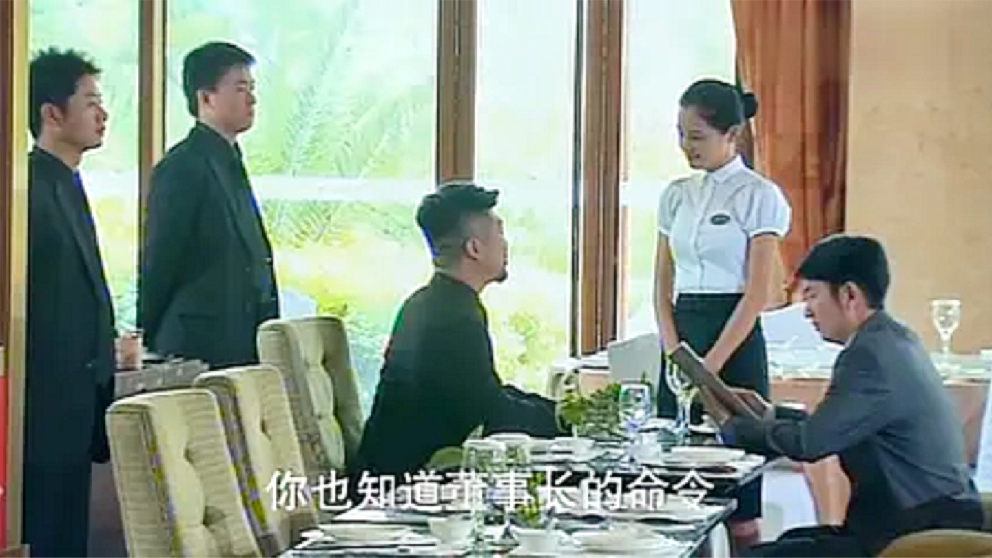 影视: 黑社会去饭店找茬, 不料女服务员父亲是黑老大, 秒怂了!