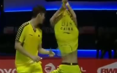 羽毛球男双经过苦战终于赢得比赛,李俊慧撕衣服庆祝却撕出了个社死现场哈哈哈哈