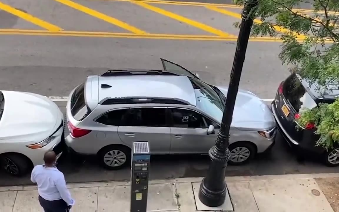 老司机演示了一把“极限挪车”,看看这个前后间距...秀啊