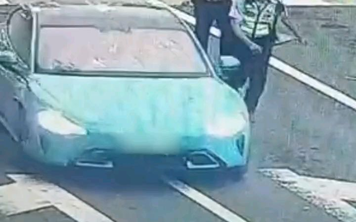 小米车主路口等红灯睡着，醒后撞警车逃逸