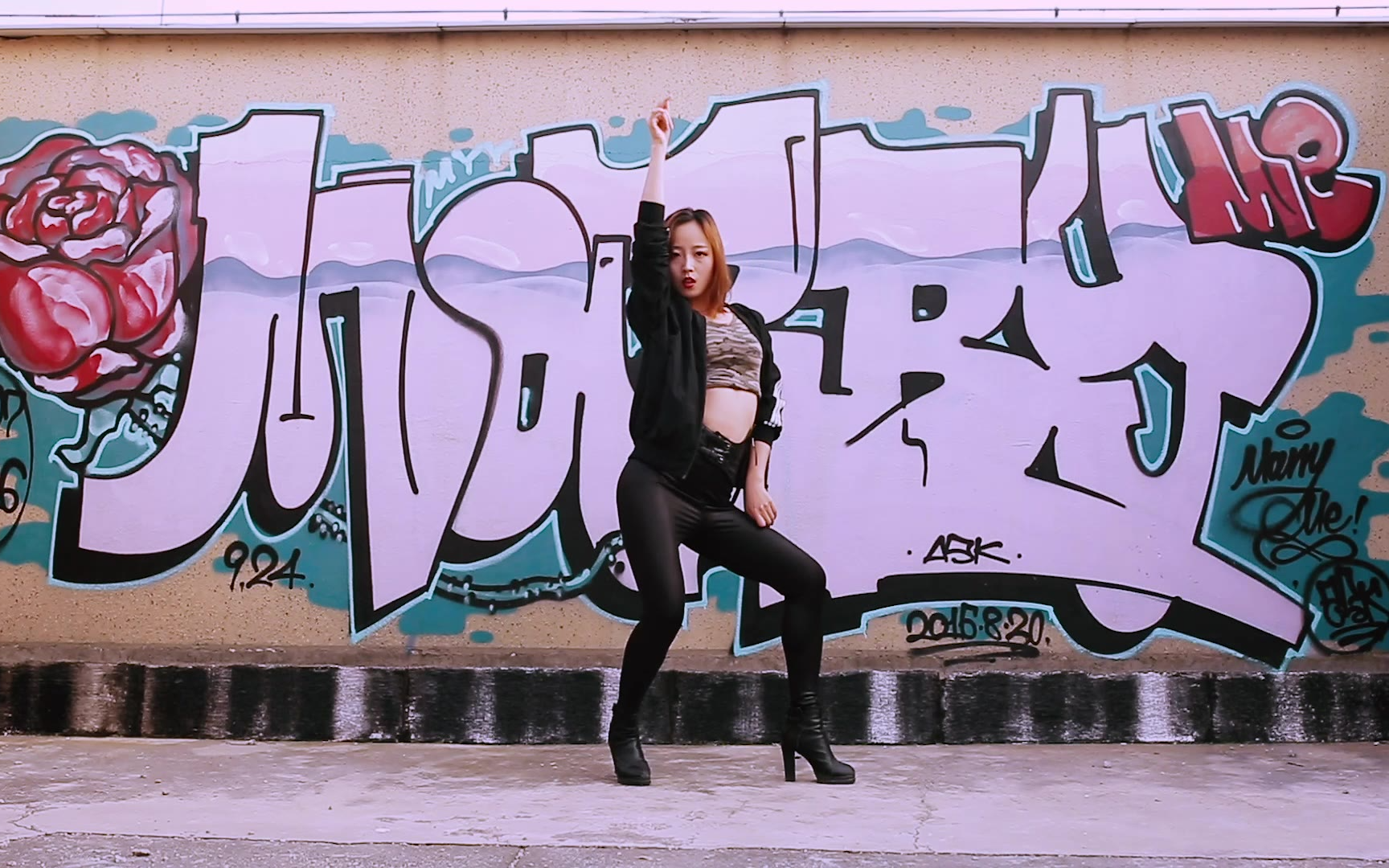 KDA女团POP STARS虽然穿着皮裤但家里停水没洗头甩不动