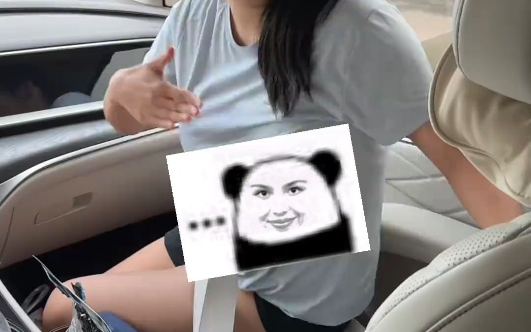 身材不错，就是笑得有点傻