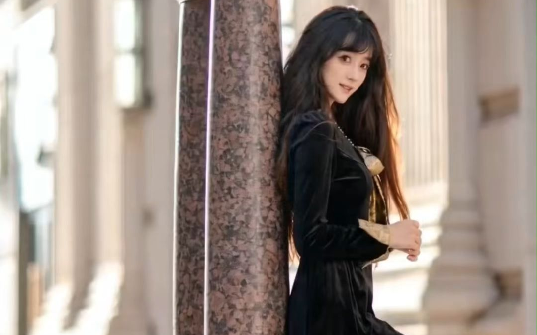 【AI视频】被神秘雕塑影响与长腿美女交换身体