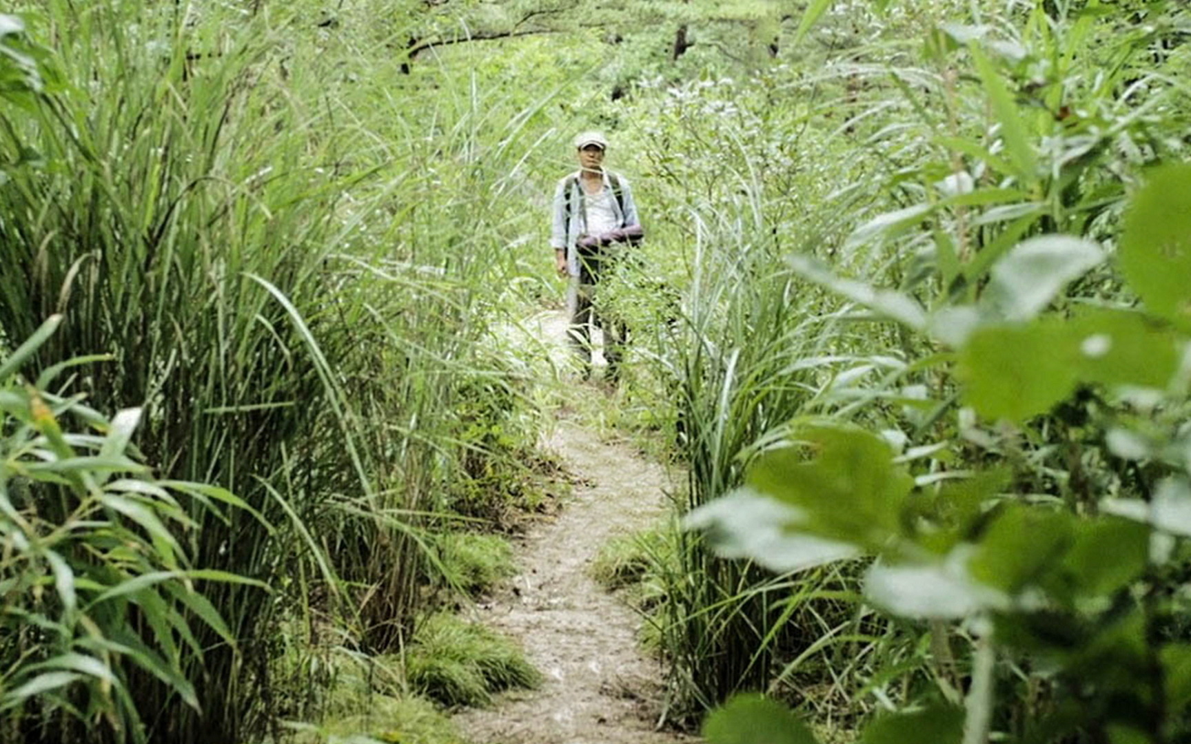 荒山中藏着个村庄,男子以为是世外桃源,谁料这里竟是人间炼狱