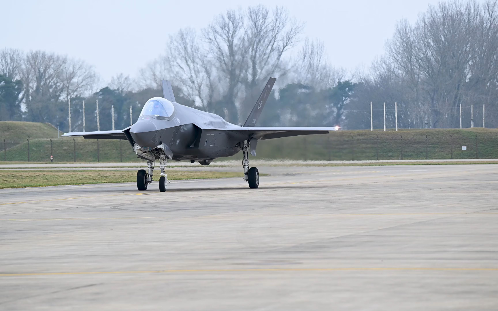 F-35A“闪电II”战斗机在英国拉肯希斯皇家空军基地