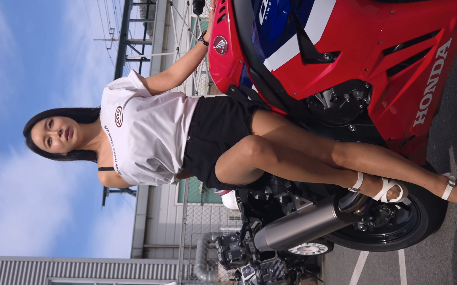 레이싱모델 소이 - 싱그런 봄햇살에 더욱 눈부시게 빛나는 그녀