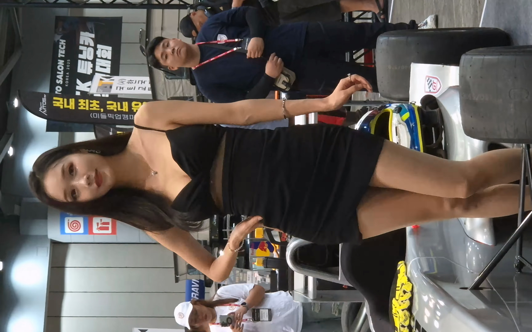 오토살롱에서 모델 김가온 - 그녀의 엘레강스한 매력
