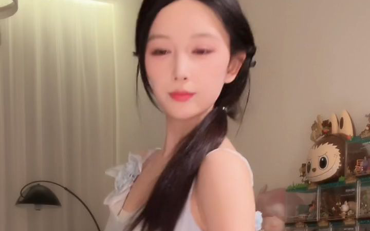 跳的中规中矩的，像李沁？