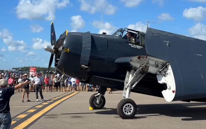 启动一架1944年的格鲁曼TBM-3E