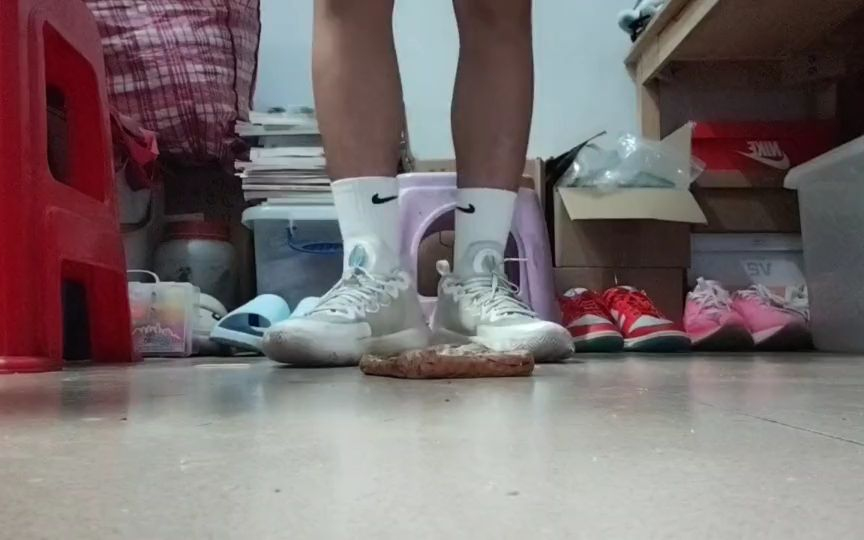 篮球鞋踩面包