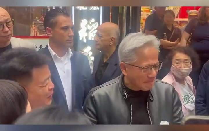 黄仁勋品尝北京豆汁