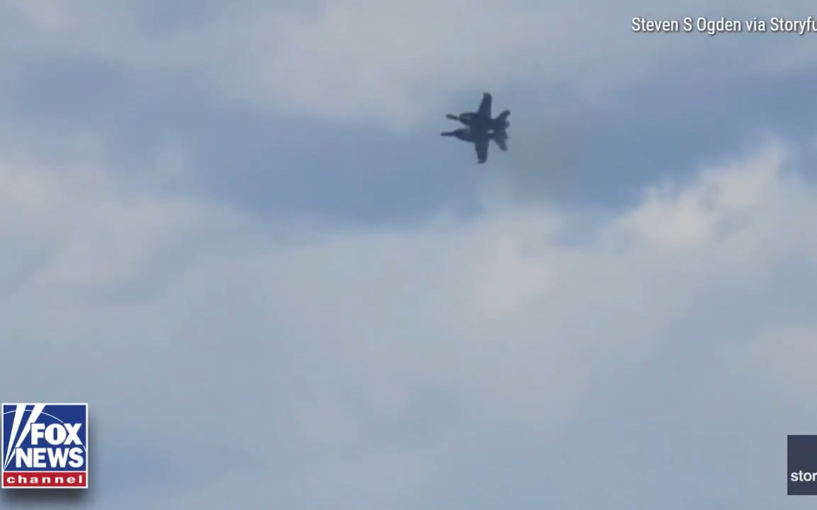 美国海军两架EA-18G在爱达荷州芒廷霍姆空军基地编队飞行时发生空中撞机 四名飞行员弹射逃生