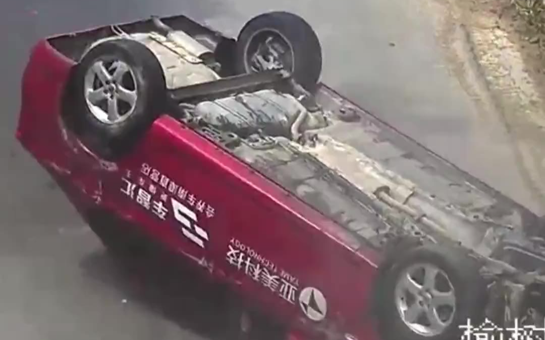 车速过快致翻车 幸有安全带救了一命