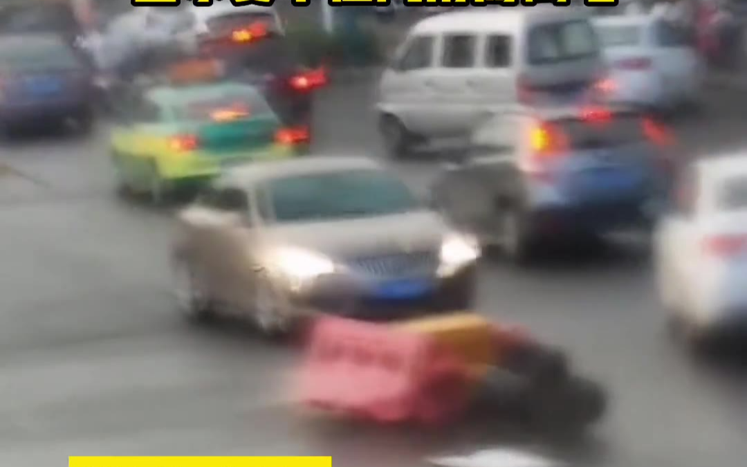 暴雨中临时红缘灯倒地 交警：沒事，我来了！