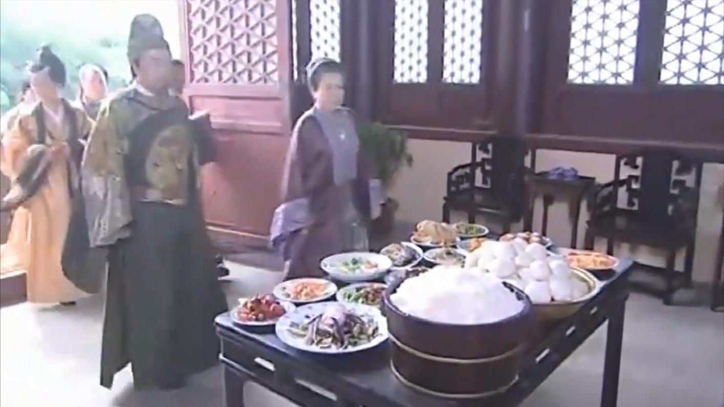 朱元璋: 满桌子都是贵妃扔掉的剩菜, 朱元璋大怒下令让她们全吃了