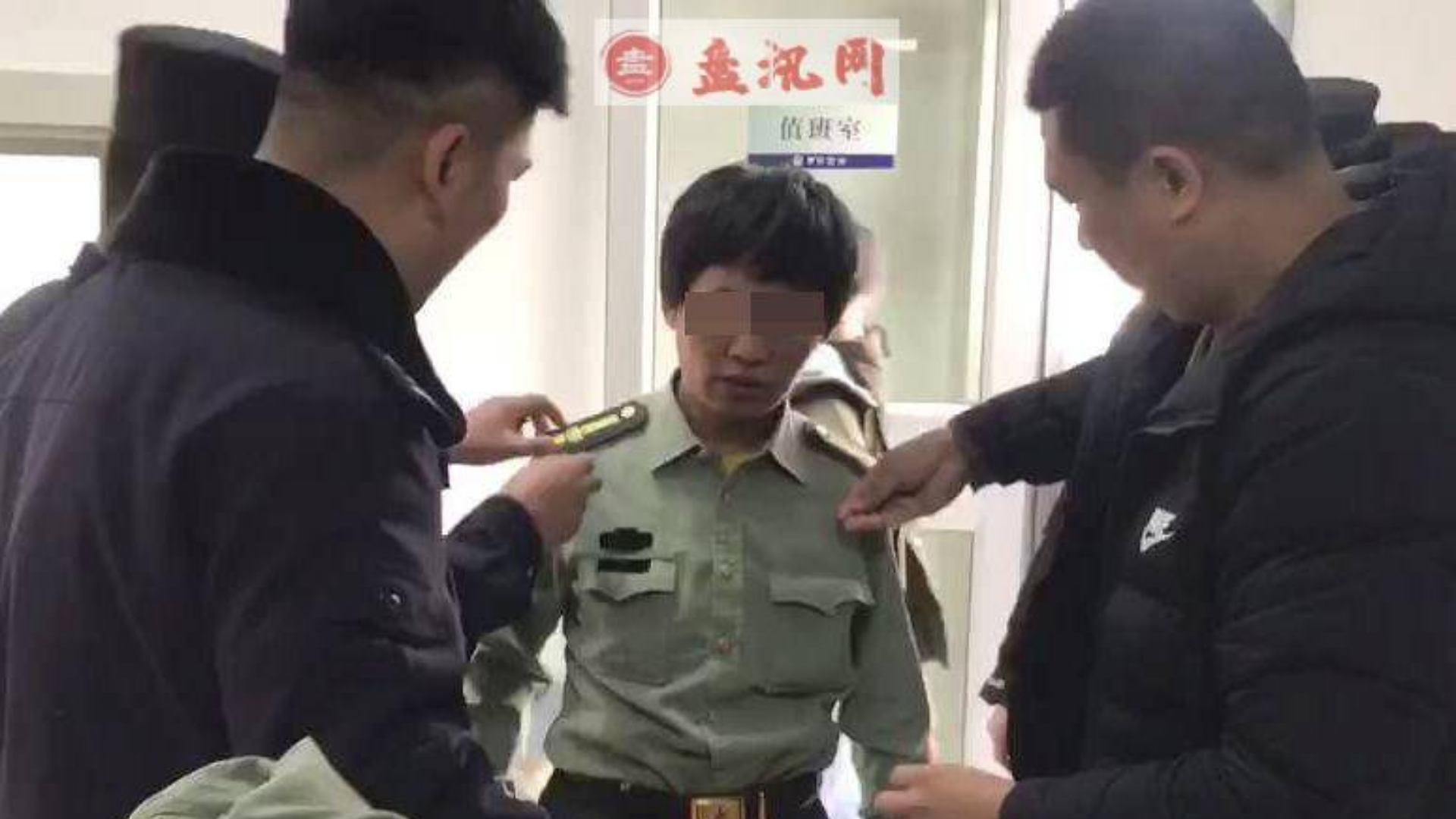 男子宾馆被查,掏出李鸿章签发持枪证威胁民警:让领导扒民警的皮