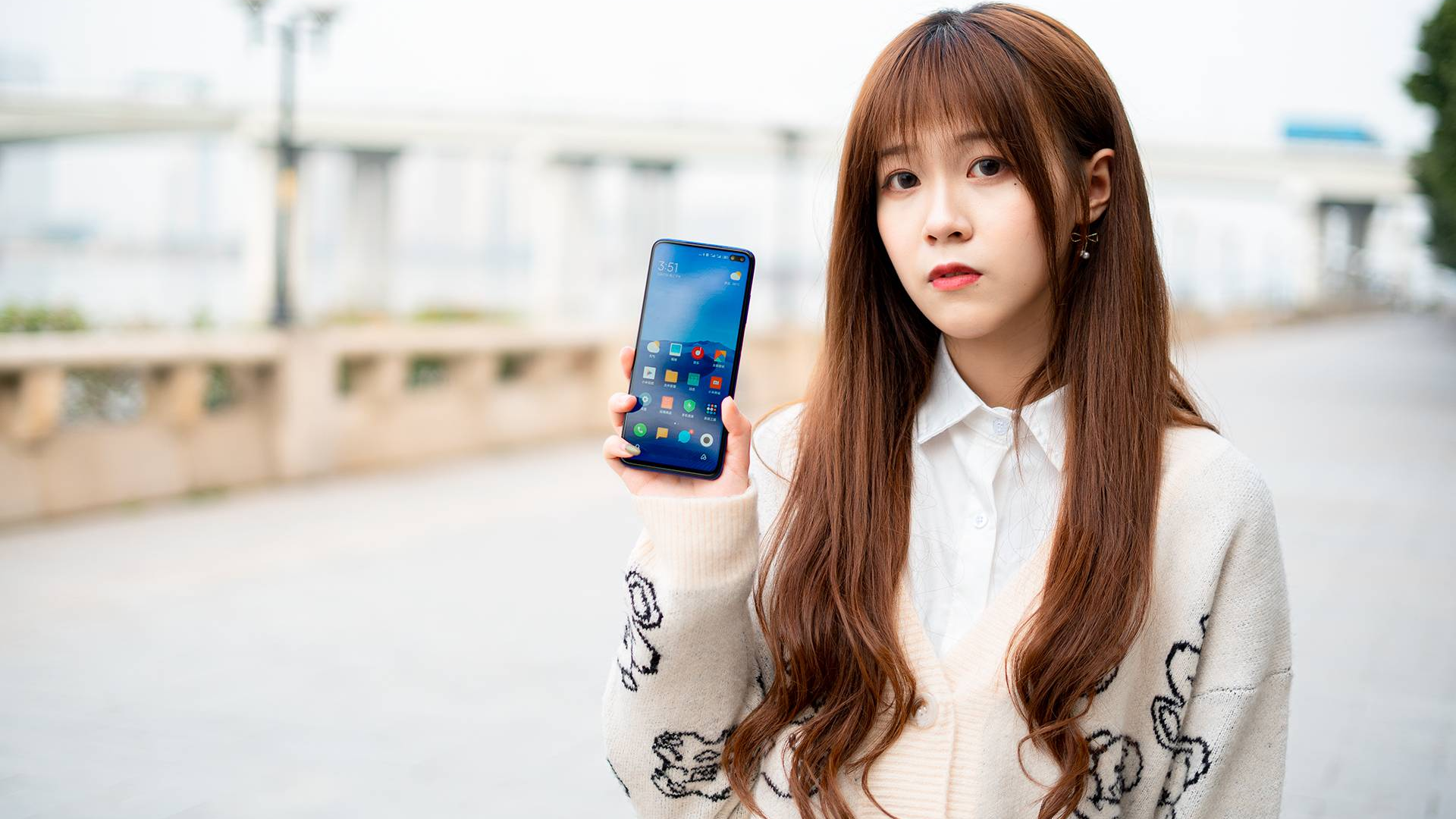 美女测评Redmi K30,旗舰摄像头+120Hz屏的千元机,值得交朋友?