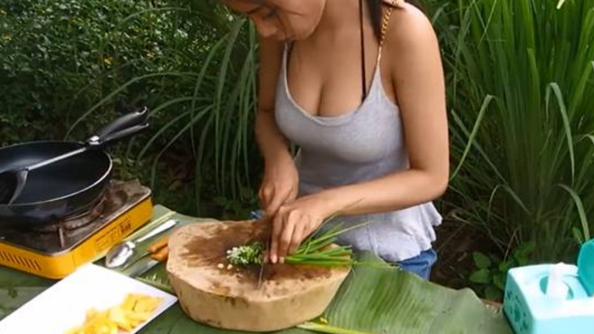 美女小姐姐用菠萝做的鸡肉饭 美女户外美食 野食