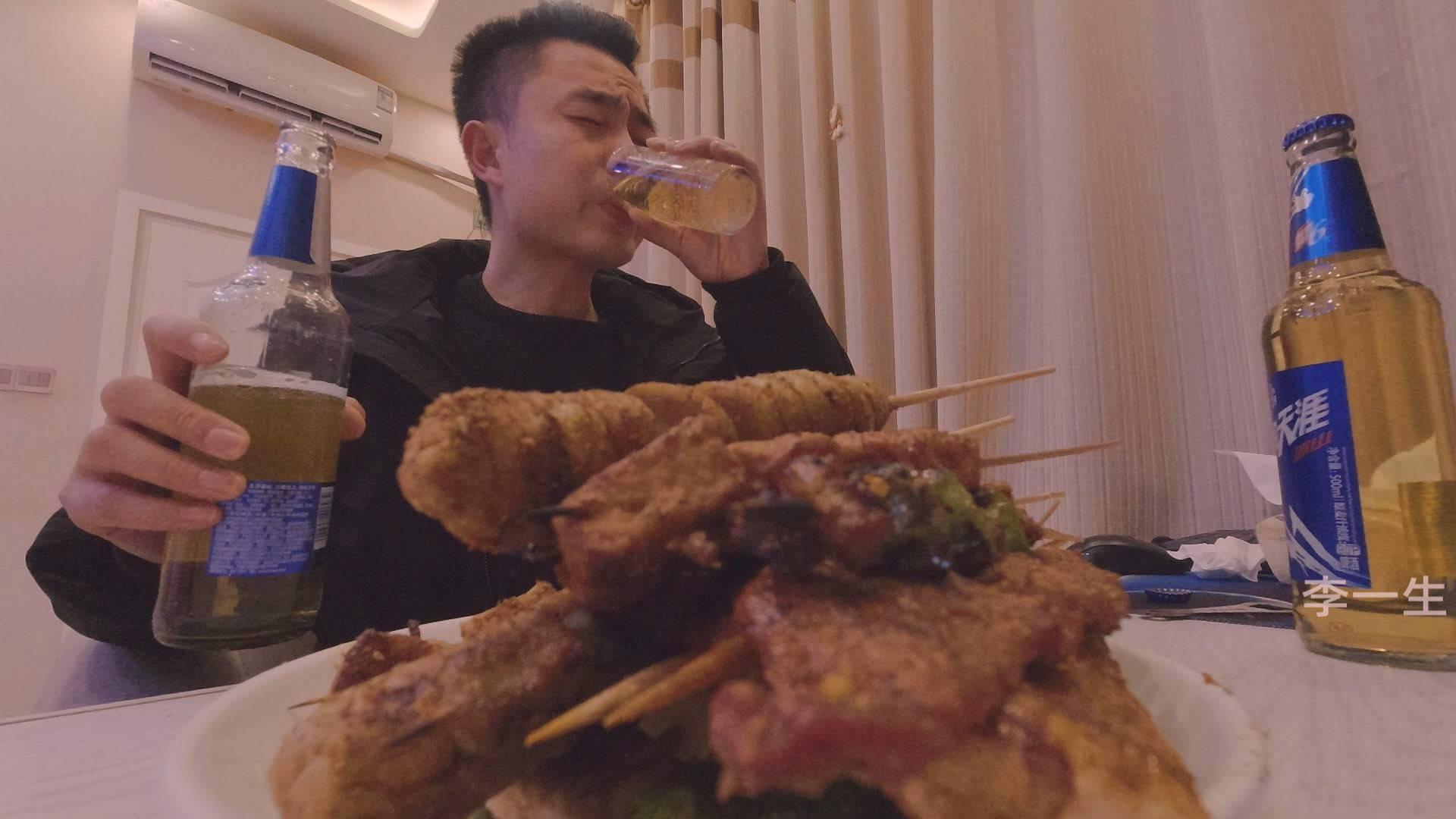 镇上美女老板又开门了,急忙去买了两袋烧烤,还是这家的味道好