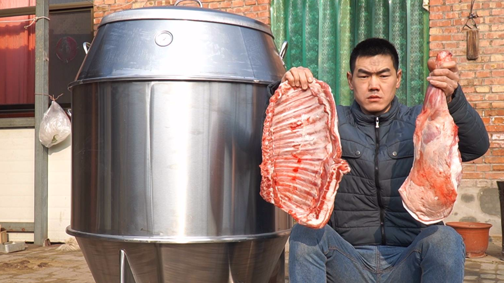 800块买了个烤炉,阿远烤个羊腿试下,用葡萄酒腌制,烤3小时出锅