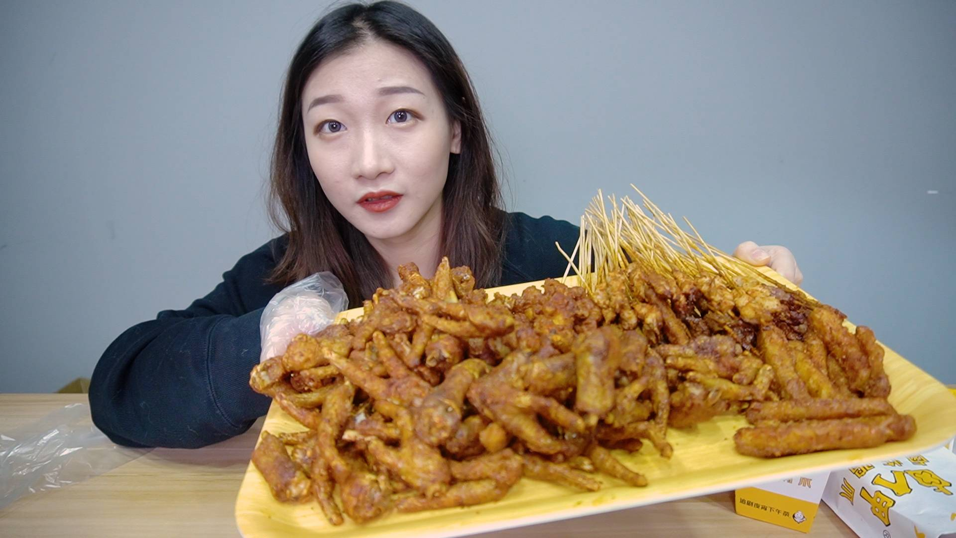 体验吃鸡爪吃到饱!一次性把鸡爪店全部种类都买光!