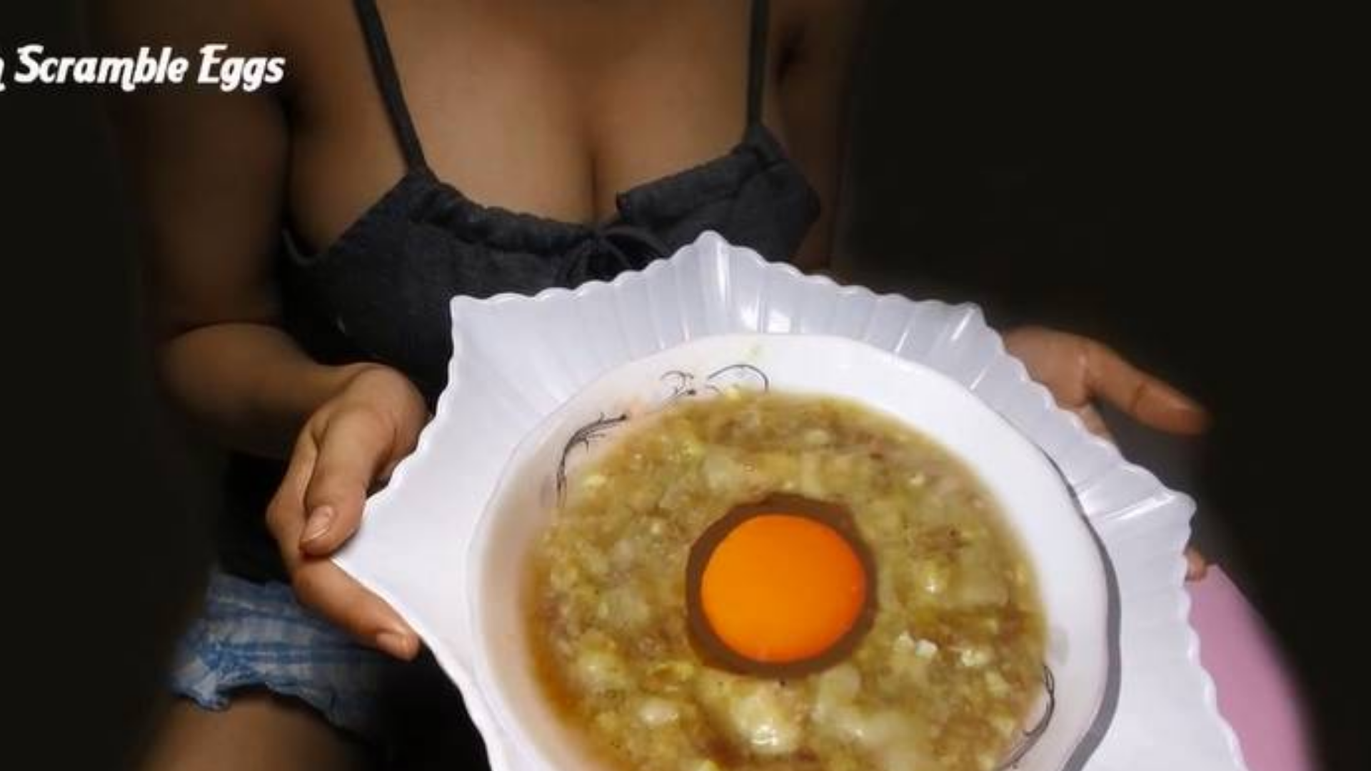美女小姐姐户外做的美食,制作美味的苦瓜充肉一起来学习做菜吧